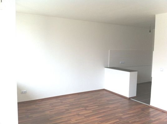 Musterbild Wohnzimmer mit offener Küche