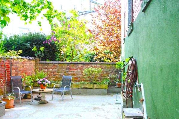 Hinterhof, Patio im EG