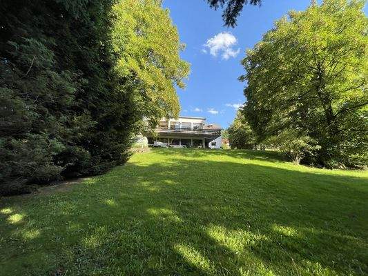 Garten mit Blick zum Anwesen