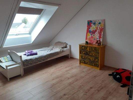 Kinderzimmer DG links