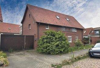 Vorderanicht mit Zufahrt