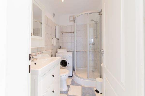 Duschbad mit Waschmaschine 