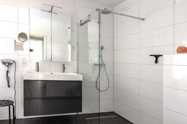 Bad 1: bodenebene Dusche