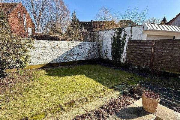 Blick von der Terrasse in den Garten.