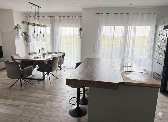 Essbereich und Küche mit Kochinsel