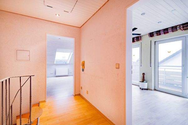 Treppenaufgang ins DG mit Möglichkeit für eine separate Wohnung