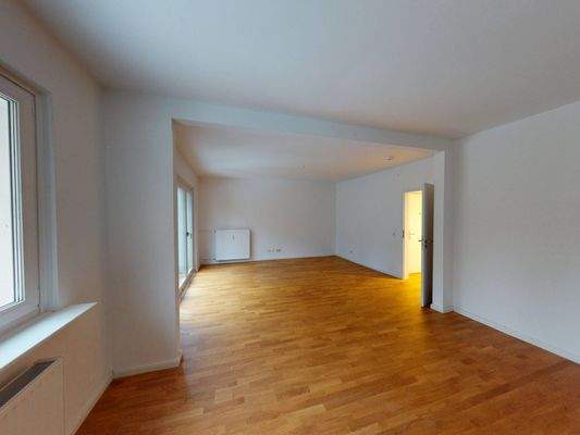 Ansicht III: Wohn-und Essbereich mit Zugang zum Balkon