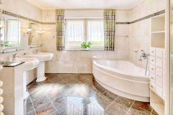 Badezimmer im Untergeschoss