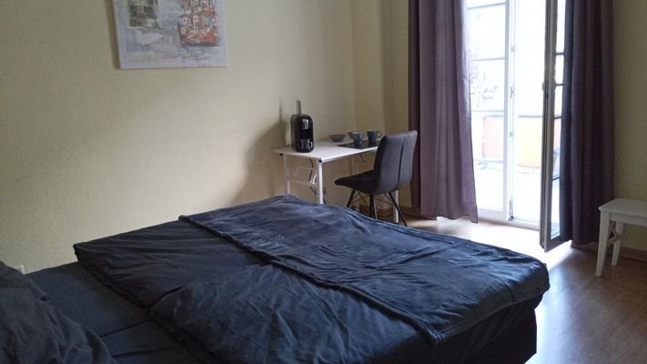 Doppelzimmer mit Kingsizebett Und Balkonzugang