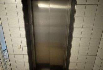 Eingangsbereich mit Aufzug im Haus