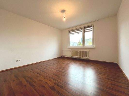 Schrank und Bett passen gut in den Raum