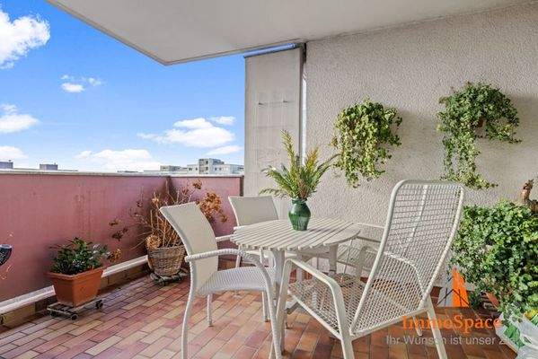 Große Loggia mit Platz für Balkonmöbel