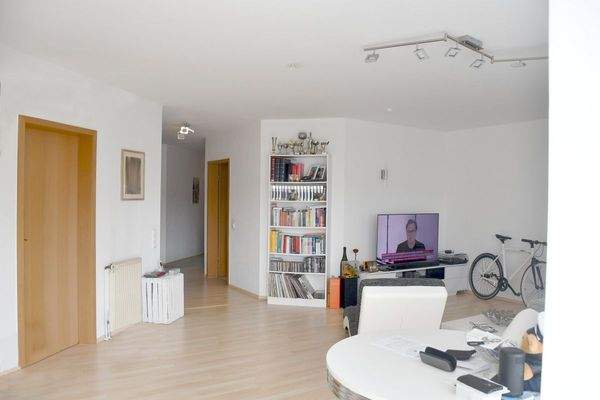 Wohnbereich mit Küchenzugang.JPG