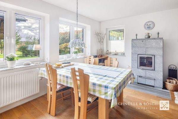 Der Essbereich mit finnischem Specksteinofen