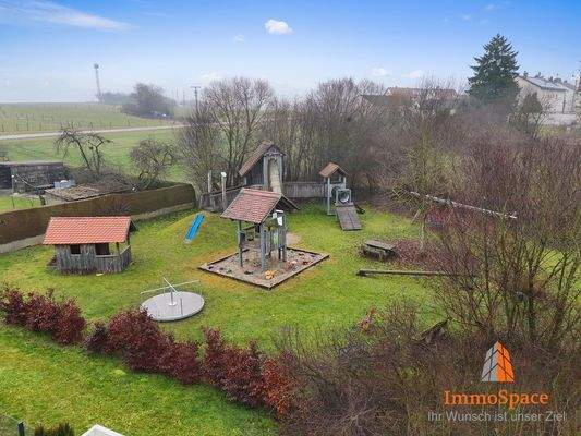 Blick auf den Spielplatz der Wohnanlage