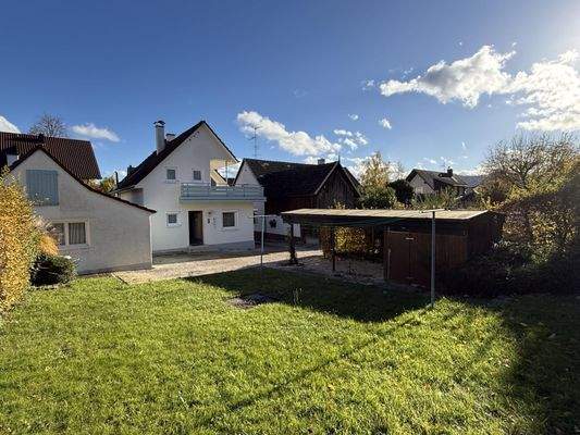 Hausansicht mit Garten