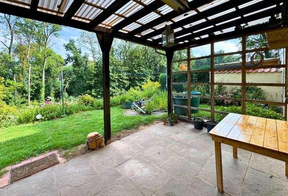 Terrasse mit Blick in den Garten