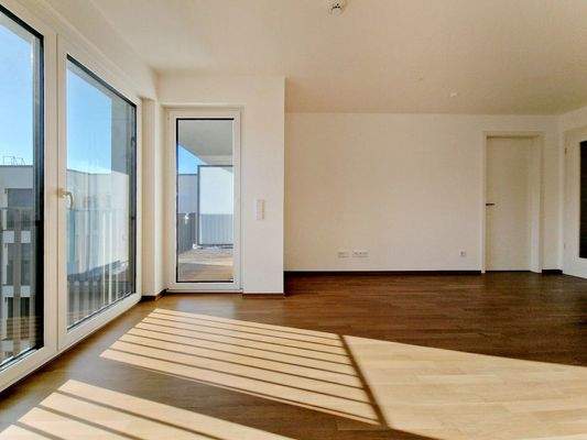 Essplatz, lichtdurchflutet - leer