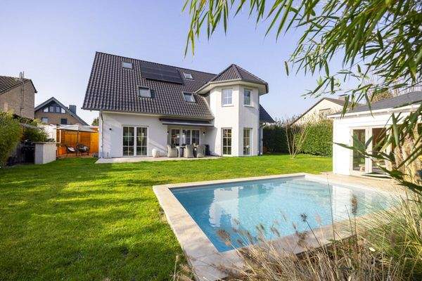 Rückansicht Familienvilla mit Salzwasserpool