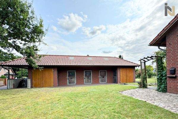 Blick auf das Stallgebäude 