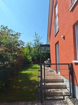 Blick von der Straße auf den Garten