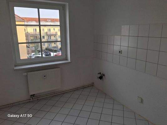 Helle Küche mit Fliesen