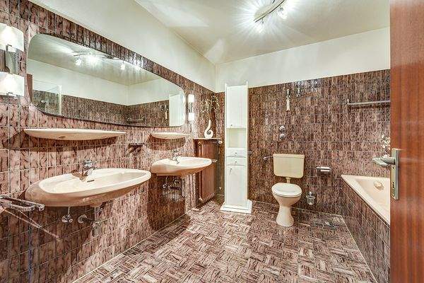 Das Badezimmer im Obergeschoss