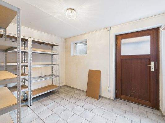 Kellerraum mit Ausgang