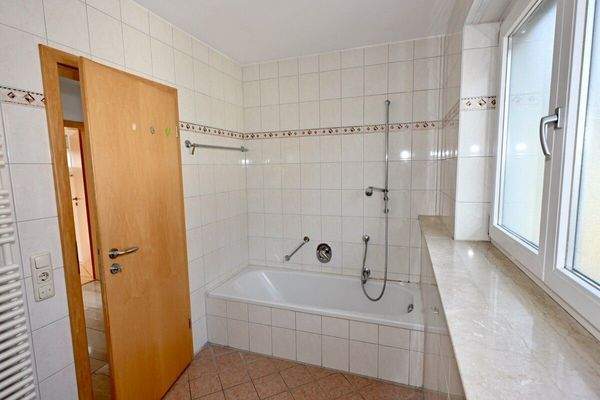 Tageslichtbad mit Wanne