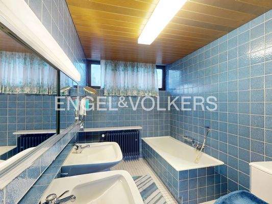 Auch ein Badezimmer mit Dusche und Badewanne grenzt an das Masterschlafzimmer