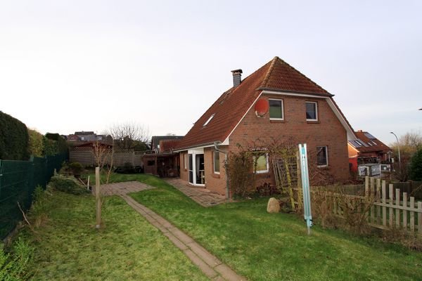 Garten mit Gartenhaus und Terrasse