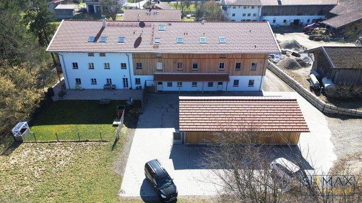 Rückseite mit Carport