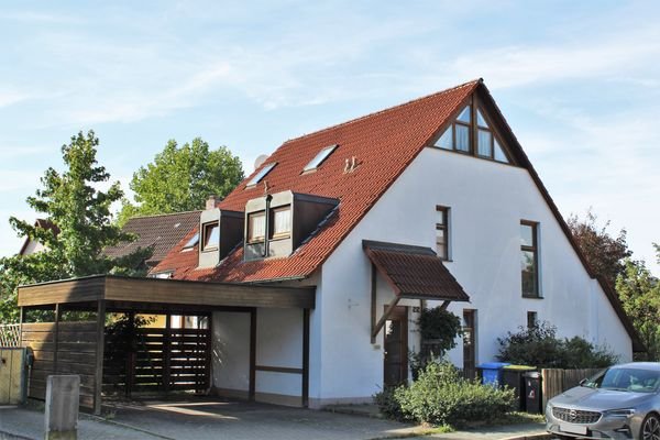 Hausansicht mit Carport