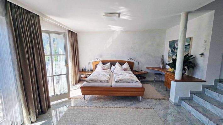 Schlafzimmer OG mit Balkon, Sonniges Einfamilienhaus mit Doppelgarage