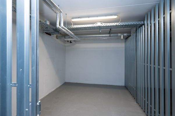 Kellerraum mit Metallschienen