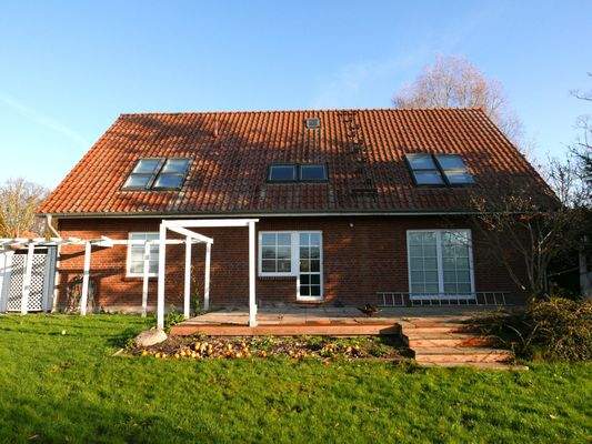 Rückwertige Ansicht mit Terrasse