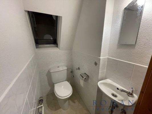 2. OG: Separates WC mit Waschbecken und Fenster 