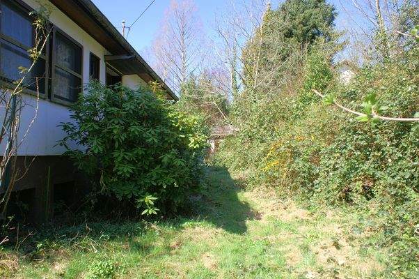 Großes Grundstück mit viel Grünfläche