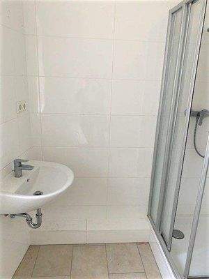 Bad mit Blick auf Dusche.jpg