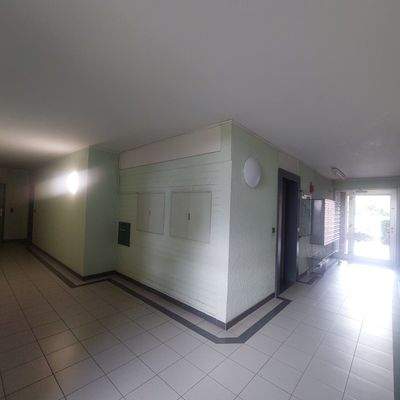 1298 Hauseingang, Flur zur Wohnung