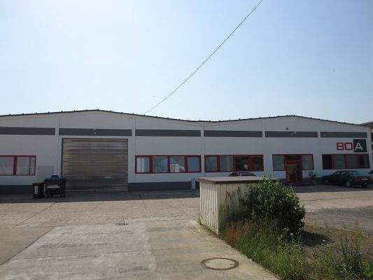 Blick auf den Hof mit Rolltor