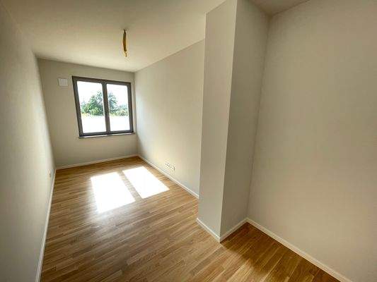 Helles Zimmer mit Fenster