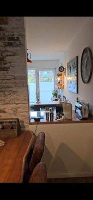 Blick in Küche von Wohnzimmer