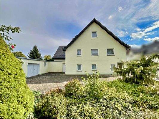 Seitenansicht mit Garage