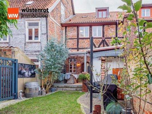 Ein traumhafter Garten mit 2 Sitzplätzen und einem automatisch bewässertem Rasen