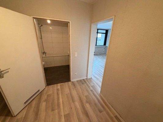 Flur mit Bad und Wohnzimmer