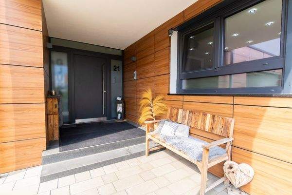 1b Außen Hauseingang.jpg