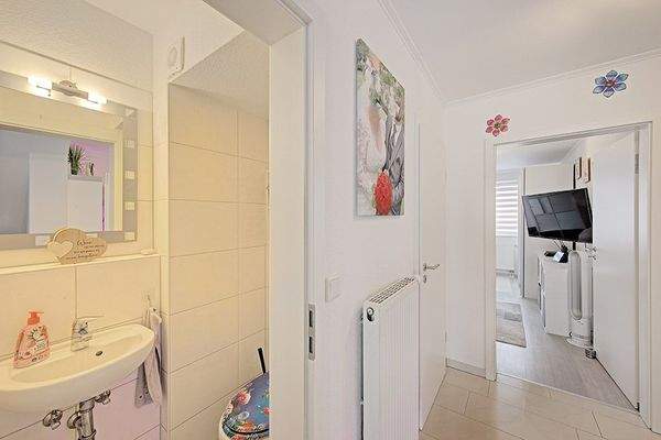 Gäste-WC mit Flurblick