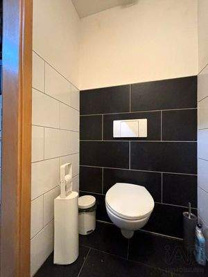 WC mit Handwaschbecken in der Halle