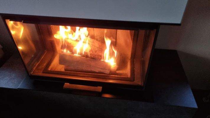 1.OG Kamin im Wohnzimmer